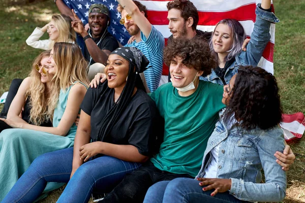 Amerikan çok ırklı insanları birbirleriyle uyum içinde yaşarlar. — Stok fotoğraf