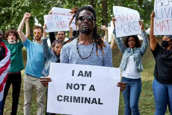 Ritratto di un nero africano che protesta all'aperto — Foto Stock