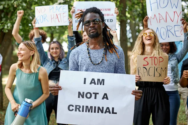 I neri sono stanchi di sopportare umiliazioni e insulti, protestano — Foto Stock