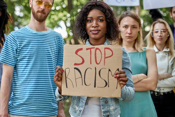 I neri sono stanchi di sopportare umiliazioni e insulti, protestano — Foto Stock