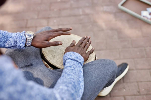 Busker homem executa música usando djembe — Fotografia de Stock