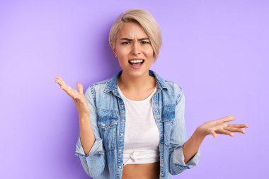 Bu kadın ne kadar kızgın, omuz silkiyor.