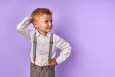 Düşünceli beyaz çocuk gözlerini kaçırıyor.