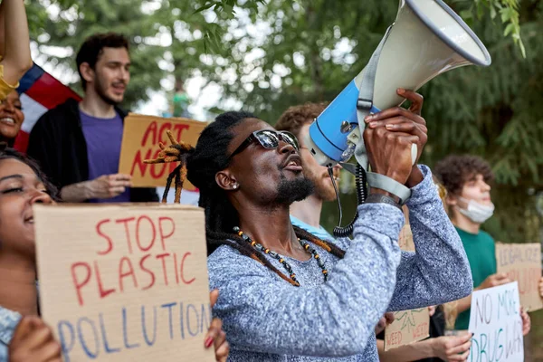 Attivisti ambientali misti attirano l'attenzione sul cambiamento climatico — Foto Stock