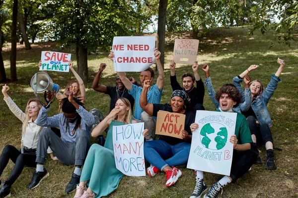 Manifestantes internacionales que protestan contra la política climática — Foto de Stock