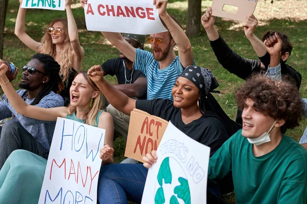 Attivisti ambientali misti attirano l'attenzione sul cambiamento climatico — Foto Stock