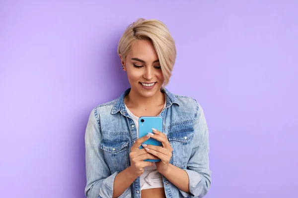 Gelukkig jong vrouw chatten met vriend op smartphone — Stockfoto