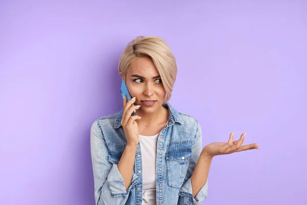 Vrouw probeert om haar vriend te helpen met advies, gebaren terwijl het praten over de telefoon — Stockfoto