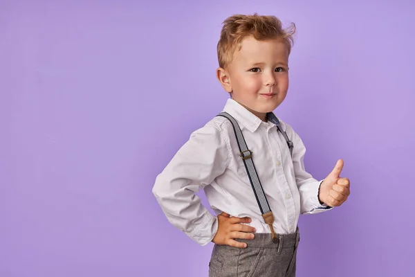 Sonriendo adorable niño chico muestra los pulgares hacia arriba — Foto de Stock