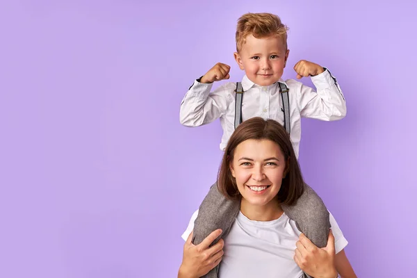 Belle jeune mère portant petit fils — Photo