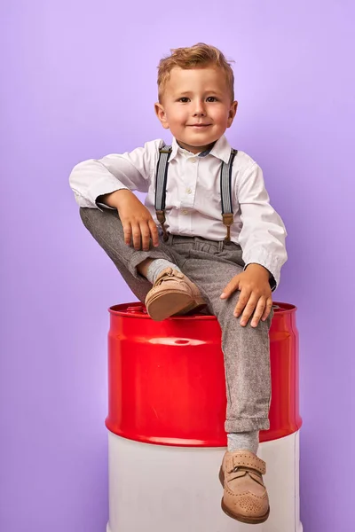 Business jongen op vat geïsoleerd — Stockfoto