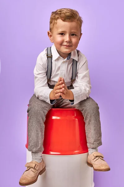 Toekomstige zakenman, kind jongen zittend op olievat — Stockfoto