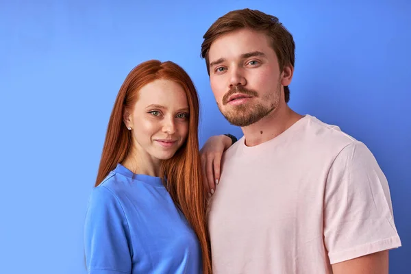 Giovane coppia caucasica isolato su sfondo blu — Foto Stock