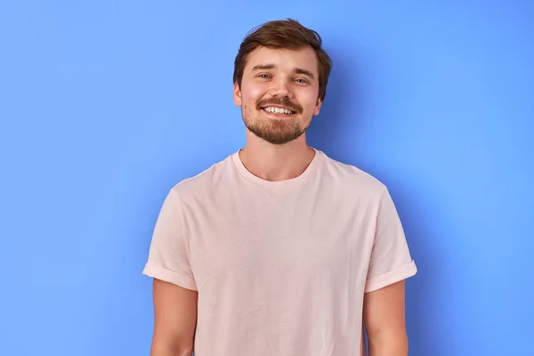 Portret van glimlachende man geïsoleerd — Stockfoto