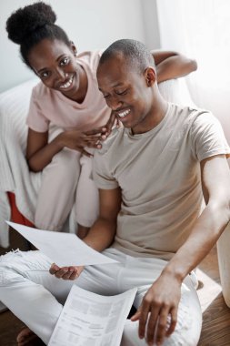 Belgeler ve dizüstü bilgisayarla güzel bir çift çalışması.