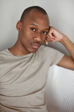 Koltukta kendinden emin bir adamın portresi