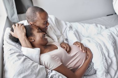 Güzel, genç, evli bir çift sabahları birlikte yatağa uzanıyorlar.