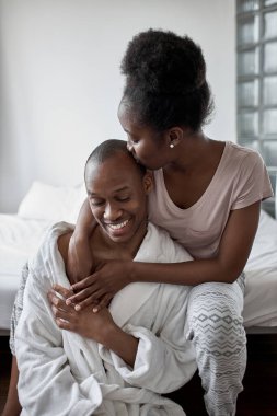 Mutlu gülümseyen evli çiftin sabah evde portresi.