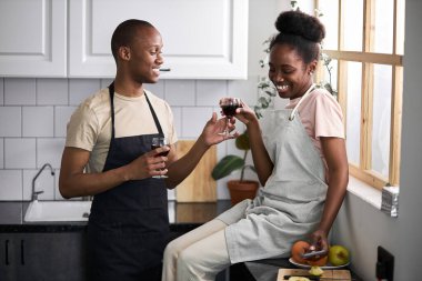 Güzel genç çift mutfakta dinleniyor.