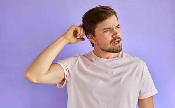 Doordachte bebaarde man geïsoleerd in de studio — Stockfoto