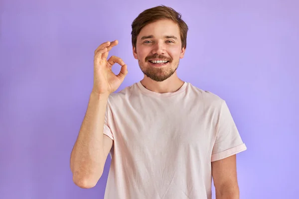 Hipster-Mann zeigt freundliche Geste und lächelt — Stockfoto