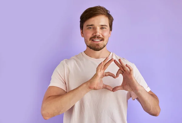 Positieve guy toont liefde gebaar op camera — Stockfoto