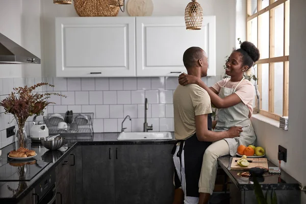 Hermosa pareja joven tienen descanso en la cocina —  Fotos de Stock