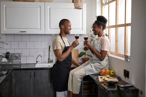 Aranyos pár egy pohár borral a konyhában. — Stock Fotó