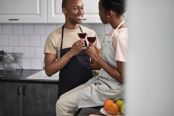 Afroamericanos recién casados beber vino mientras cocina —  Fotos de Stock