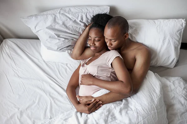 Negro africano pareja durmiendo dulcemente — Foto de Stock