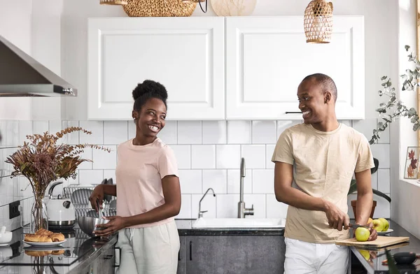 Pareja africana pasar un buen rato juntos en la cocina —  Fotos de Stock