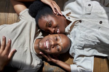 Zeminde şehvetli siyah bir çift var.