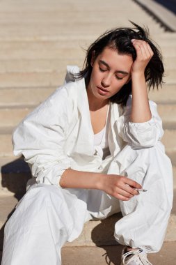 Tatilde genç temizlik işçisi