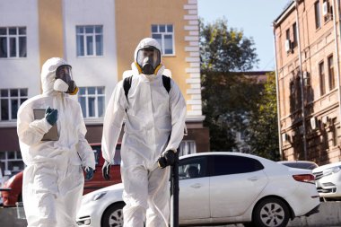 Coronavirüs salgınının ortasında kasaba kompleksinde dezenfeksiyon