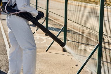 Koruyucu giysi dezenfektanı, salgın hastalık riski olan kıyafet kavgası, bakterileri ortadan kaldırmak.