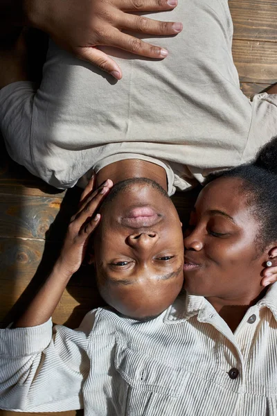 Vista superior de la feliz pareja afro tener tiempo romántico — Foto de Stock