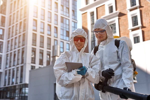 Servicio de saneamiento uso tableta al aire libre — Foto de Stock