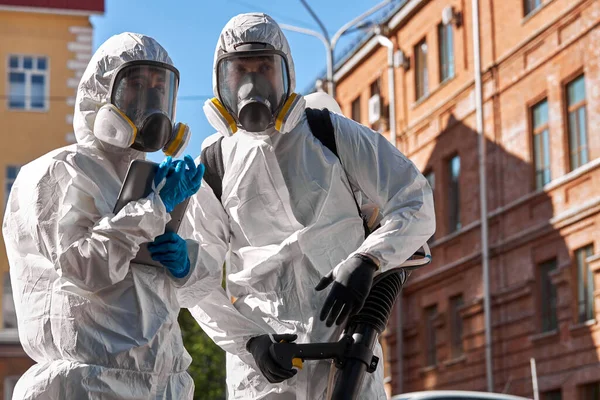 Portrait of fearless cleaning service outdoors — Stock Photo, Image