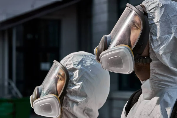 Γκρο πλαν πορτρέτο των απολυμαντικών αυτοπεποίθηση στην πλευρά μάσκα αερίου αναζητούν — Φωτογραφία Αρχείου