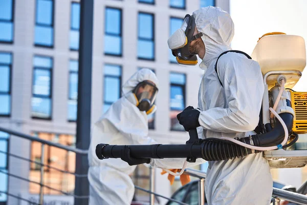 Fertőtlenítés a városi komplexumban a koronavírus járvány közepette — Stock Fotó