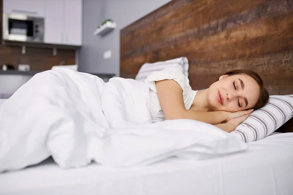 Wanita menggemaskan menikmati tidur di tempat tidur — Stok Foto