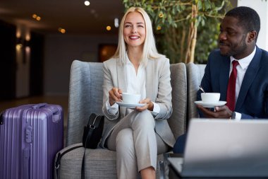 Karışık ırk çiftleri lokantada yemek yer.