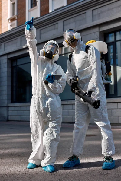 Professionella desinfektorer som letar efter potentiellt farliga platser — Stockfoto