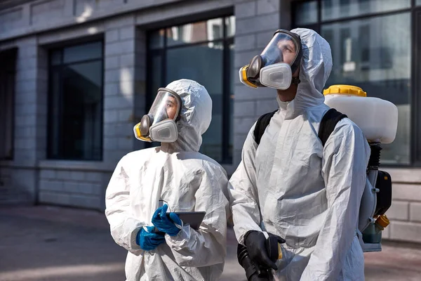 Specialiserade orädda team i skyddsdräkter och masker redo att arbeta — Stockfoto