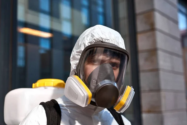 Κοντινό πορτραίτο του εργαζομένου με στολή Hazmat που φοράει μάσκα αερίου — Φωτογραφία Αρχείου