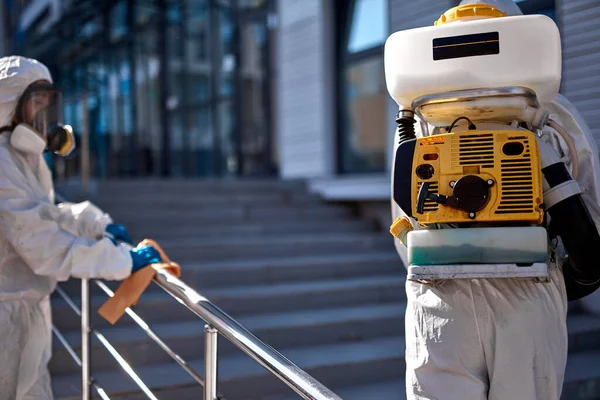 Vista posteriore sull'uomo disinfettante con attrezzatura per la pulizia sulla schiena — Foto Stock