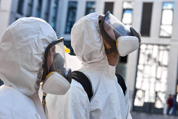 Especialistas em ternos hazmat limpeza desinfecção de células coronavírus epidemia, risco de pandemia de saúde — Fotografia de Stock