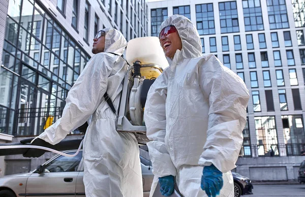 Désinfectants positifs au travail dans les rues de la ville — Photo