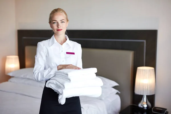 Attractive maid with towels in hands — Stock Photo, Image