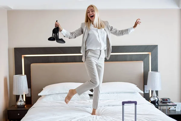 Happy woman finally checked into the hotel — Stock Photo, Image